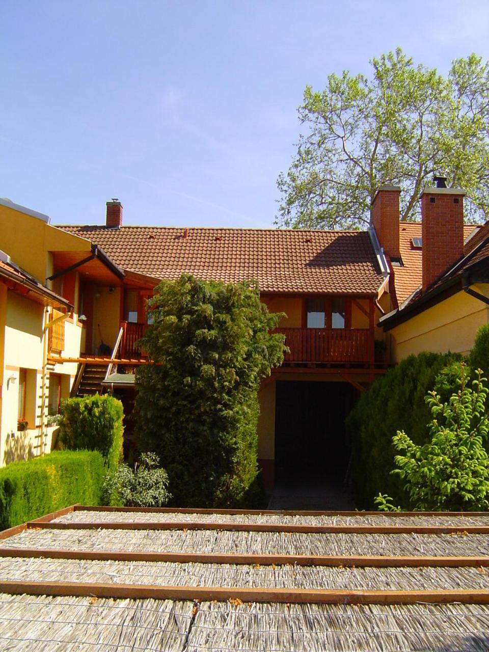Lunczer Vendeghaz Hotel Mosonmagyarovar Exterior photo